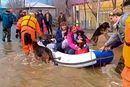 Redningsmannskaper evakuerer sivile i Orsk etter flom.
