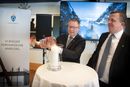 Forsvarsminister Bjørn Arild Gram (t.v.) med symbolsk åpning av nye miljøvennlige anlegg på Haakonsvern. Her med prosjektleder Klaus Ottar Klungland  i Forsvarsbygg.