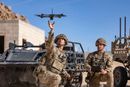Britiske soldater øver med droner. USA og Kina har startet et våpenkappløp i å utvikle billige selvgående droner som er svært effektive i krig.