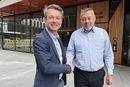 Atle Bergfjord, leder av offentlig sektor i Capgemini Norge, og Lars Kalfoss IT-direktør i Statens vegvesen, har signert avtale som innebærer at Capgemini leverer IT-tjenester til Vegvesenet verdt over en milliard kroner.