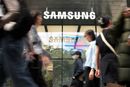 Samsung har et kraftig bedret resultat. Her er folk utenfor en Samsung-butikk i bydelen Gangnam i Seoul i dag.