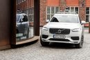 Denne Volvoen får ved hjelp av 5G fra Telenor og sensorer fra Xense beskjed om hvordan den skal kjøre på egen hånd i Stockholm.