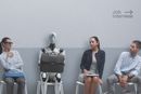 En illustrasjon av skepsis blant jobbsøkere som må konkurrere med en KI-robot. Artikkelforfatteren mener 90 prosent av de administrative oppgavene innen helse og omsorg kan automatiseres.
