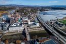 E18 Vestkorridoren strekker seg forbi Sandvika. Broene gjennom Sandvika ble bygget på 60-tallet og har stort oppgraderingsbehov.