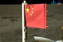 Romsonden hadde ifølge den statlige kinesiske romorganisasjonen med seg et flagg som ble plassert på månen.