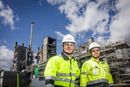 Operasjonsdirektør Erik Langholm og konstruksjonsleder Johan Guldbjørnsen viser frem CO2-fangstanlegget til Aker Carbon Capture, som nå er under bygging i Brevik. Fra neste år skal det fange 400.000 tonn CO2 fra sementproduksjonen. 