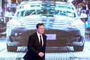 Tesla-gründer Elon Musk produserer Tesla Model 3 i Shanghai. Bildet er fra en av hans presentasjoner av modellen i byen. Nå vurderer EU å innføre en tollmur mot import av alle kinesisk-produserte elbiler. 