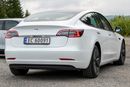 Tesla Model 3 er blant bilene som produseres i Kina og importeres til Europa. Produsenten varsler nå at prisene vil gå opp i EU.