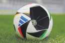 EM-ballen er utviklet av Adidas og kalles Fotballkjærlighet. Den har bevegelsessensor og radiokommunikasjon.