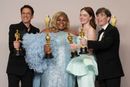 Robert Downey Jr, Da'Vine Joy Randolph, Emma Stone og Cillian Murphy viser stolt frem Oscar-statuettene sine under årets utdeling.