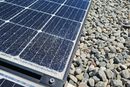 Seks av solcellepanelene på Jordal Amfi er knust av stein.
