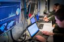 Studenter ved Forsvarets ingeniørhøgskole bekjemper cyberangrep og analyserer aktivitet på nettverket under øvelse Cold Matrix 2014.