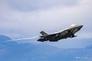 Norge har mottatt 40 av 52 F-35 kampfly. Men Luftforsvaret rekker ikke Stortingets mål om å få flyene fullt operative i 2025. Bildet av F-35 er fra rullebanen under takeoff på Ørland i juni.