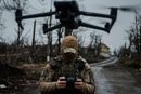 En ukrainsk dronepilot flyr en kommersiell drone. Dronebruk er blitt dagligdags for begge parter i krigen.
