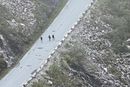Tre personer til fots på Trollstigen i Rauma kommune lørdag 6. juli. Veien ble tidligere i sommer stengt ut året på grunn av fare for steinras.