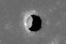 Det er i dette krateret på månen at forskerne har funnet hulen.