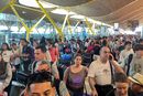Passasjerer venter på Barajas Airport etter at it-trøbbel lammet flytrafikken. Selskapet som la ut oppdateringen som forårsaket problemene blir neppe erstatningsansvarlig, mener advokat.