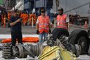 Ulykkesgranskere ser på flydeler som ble funnet etter at et Boeing 737 Max 8 styrtet i havet utenfor Indonesia i 2018.