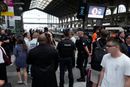 Reisende venter på togstasjonen Gare du Nord i Paris.