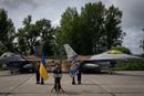 De første F-16-flyene ble levert til Ukraina denne uken. Her står Zelenskyj ved de sårt etterlengtede kampflyene på en militærbase i Ukraina søndag.