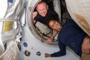 Et bilde fra Nasa viser astronautene Butch Wilmore og Suni Williams om bord i romstasjonen ISS 13. juni. De kommer seg ikke hjem før neste år. 