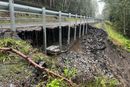 E16 ble stengt ved Eggemoen nordøst for Hønefoss tirsdag formiddag etter at vannmengder gravde ut veikroppen i nærheten av en bru.