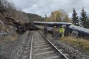 Lokføreren mistet livet i togavsporingen ved Finneidfjord i Nordland torsdag ettermiddag, opplyser politiet. Veien forbi ulykkesstedet er stengt inntil videre.