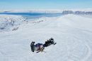 Prosjektleder Espen Olsen felttester internettbredbånd fra lavbanesatellitter på Svalbard. 