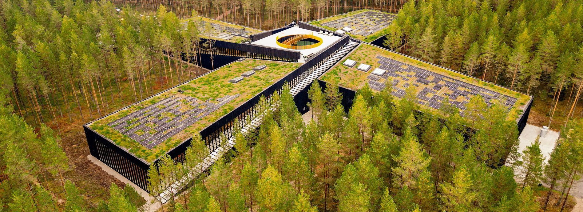 Arkitekter må tenke solceller fra første stund, mener Willgohs. Her, ved Vestre møbelfabrikk i Eidskog, er solcellene del av det arkitektoniske uttrykket. <i>Foto:  TUM Studio</i>
