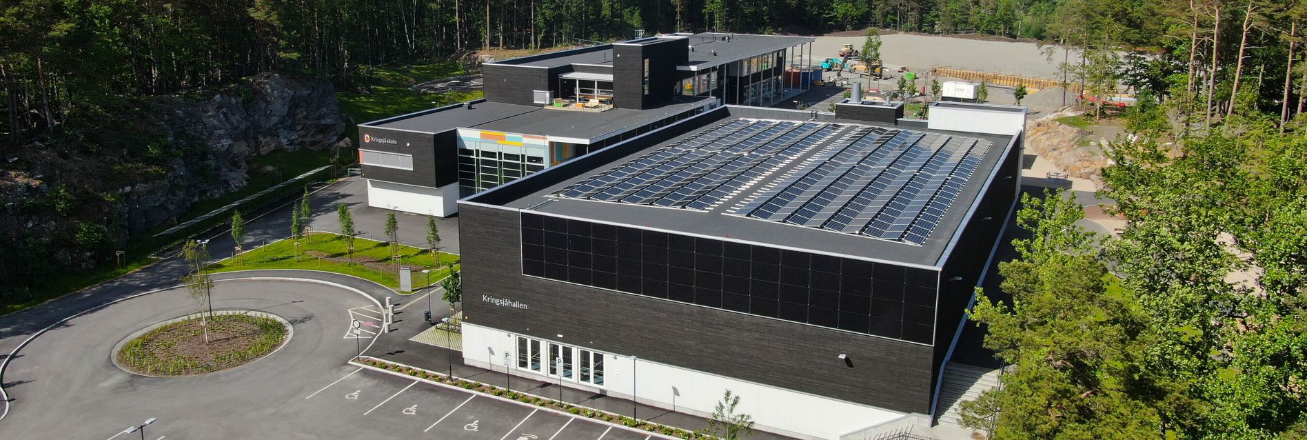 Fra 2027 skal det være solceller på offentlige bygg og eksisterende næringsbygg som skal gjennom søknadspliktig renovering. Her fra Kringsjå skole i Kristiansand. <i>Foto:  Solcellespesialisten</i>