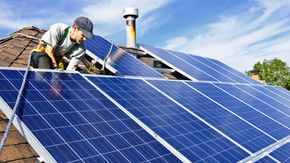 Dette kan bli en saga blott dersom SolarCity faktisk skal sette «soltak»-planene sine ut i live. <i>Foto: Elena Elisseeva/Shutterstock.com</i>