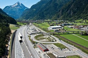 Toget kan holde hastigheter opp til 240 kilometer i timen inne i tunnelen. Innløpet sees til venstre. <i>Foto: Alptransit Gotthard Ltd</i>