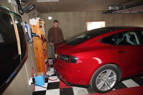 Lader med sol: Jon Ottar Runde har kjørt Tesla i to år og i garasjen har han montert et uttak for å lade med opplagrret solstrøm. Foto: Tormod Haugstad
