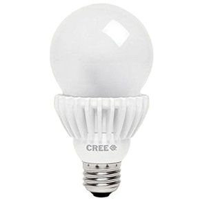Europa-kåringVinner Cree LED Lighting: Bruker 82 prosent mindre energi enn nå forbudte glødelamper. Lysmengden er høyere enn 1500 lumen, Ra-verdien er 80 og fargetemperaturen ligger på mellom 4000 og 5.500 kelvin, som gir et kjøligere lys.