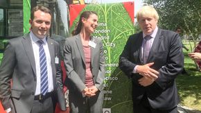 Daværende byrådsleder i Oslo Stian Berger Røsland, Pernille Aga og daværende London-borgermester Boris Johnson vurderte i 2015 samarbeid om elektrifisering av busser. <i>Foto: Ruter</i>