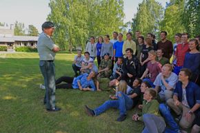 Forsvaret er blant aktørene som har jobbet målrettet mot studenter og unge. Her et arkivbilde med tidligere sjef Cyberforsvaret og et kull studenter fra Forsvarets Ingeniørhøgskole. <i>Bilde: Arnfinn Rognmo</i>