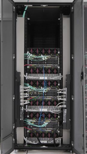 Bildet viser baksiden av et 80 cm rack med 48 bladservere, med ryddig kabling og strømforsyning delt i en A- og en B-side. <i>Bilde:  Evry</i>