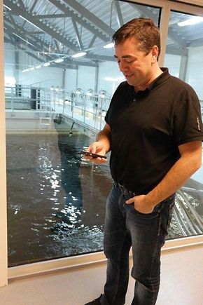Spesiell arkitekturDaglig leder Erik Daaland ved Lerøy Midnor Belsvika viser hvordan han justerer foring til fisken via mobiltelefonen. Det er en stor lettelse å kunne kjøre dette på stedet i stedet for å måtte gjøre det fra kontrollrommet.