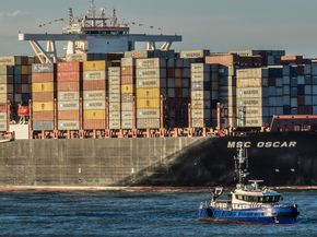 Tema på COP21?MSC Oscar på vei inn til Rotterdam. Skipsfrakt er blant de mer miljøvennlige transportmetoder, til tross for at store skip brenner tungolje som inneholder 3,5 prosent svovel og en rekke mindre gunstige stoffer.