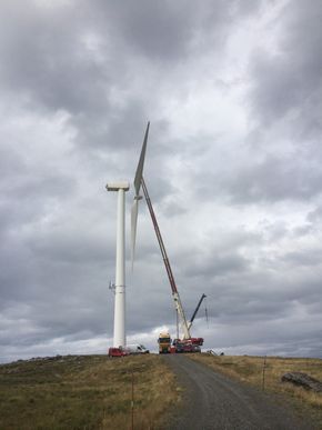 Færre turbiner, mer elektrisitetEtt og ett rotorblad ble fraktet til havna i Måløy på spesialkjøretøy.