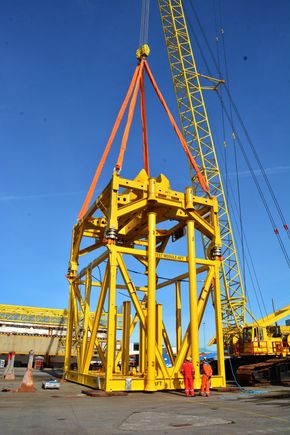 North Sea Giant skal løfte i alt 22 moduler. Dette er en testmodul, på størrelse med den tyngste som skal løftes på plass på Åsgard, som veier 300 tonn. Den er 10 x 8 x 11 meter stor.