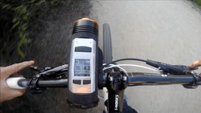 Lykten kan monteres på sykkelen og viser deg blant annet farts- og avstandsdata.