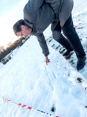 BrudirektørenBrudirektør Børre Stensvold tegner fundamentene til Skjeggestadbrua i snøen og viser hvordan kreftene fra kvikkleireskredet virket på de slanke stålkjernepelene. Foto: Per-Ivar Nikolaisen
