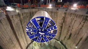 TBM-ene som brukes i utlandet bygges stort sett for å drive seg gjennom løsmasser, mens de som driver norske tunneler må dimensjoneres for hardt fjell. <i>Foto: Crossrail</i>