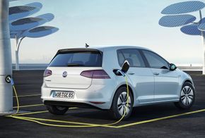 Europeiske og amerikanske bilmerker bruker CCS-standarden. <i>Foto: Volkswagen</i>