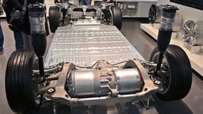 Batteripakken til Tesla Model S består av flere tusen individuelle 18650-celler.