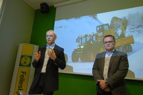 Frode Dahl, direktør maskin i Felleskjøpet Agri og Erik Sollerud, administrerende direktør i Pon Equipment AS under presentasjonen av samarbeidsavtalen.