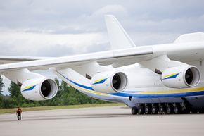 Motorene henger langt ut på An-225. <i>Foto: Eirik Helland Urke</i>