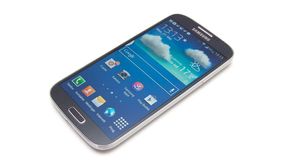 Samsung Galaxy S4 var en av fjorårets aller beste telefoner. Nå får du den til en god pris også.