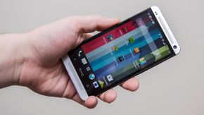 HTC One (M7) er en av fjorårets flotteste telefoner, syns vi. Du sparer 2000 kroner ved å gå for denne kontra den nye One (M8).
